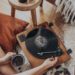 playlist-739x1024 Que tal parar tudo e ouvir uma música? vitrola no chão, disco colocado, mulher colocando a agula. outra mão uma xicara de cafe